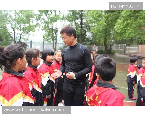 黄铭华在足球领域的崛起与成就解析，探索他的职业生涯与未来发展方向